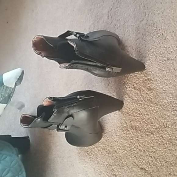 Black boots - Picture 3 of 3